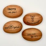 Houten steen met tekst